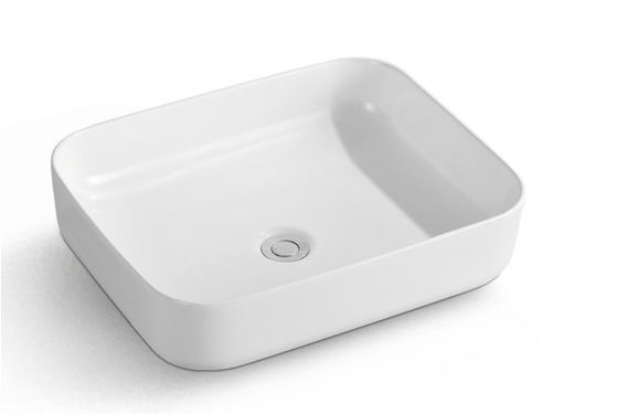 Moderne badkamer rechthoekig boven de toonbank wit keramisch vaas leegte wasbak